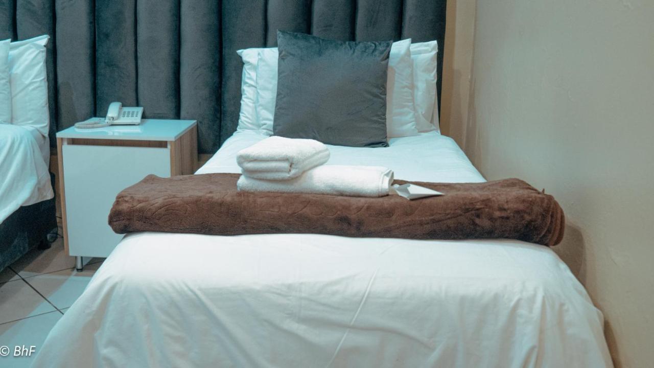 Henry George Guest House Pretoria Bagian luar foto
