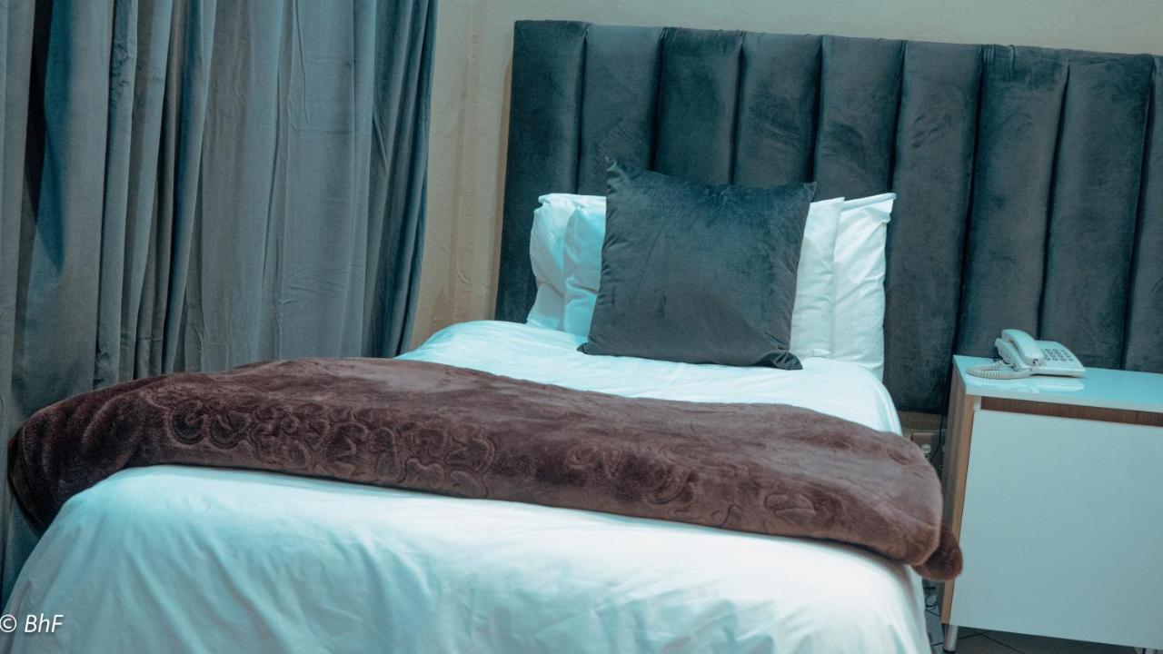 Henry George Guest House Pretoria Bagian luar foto