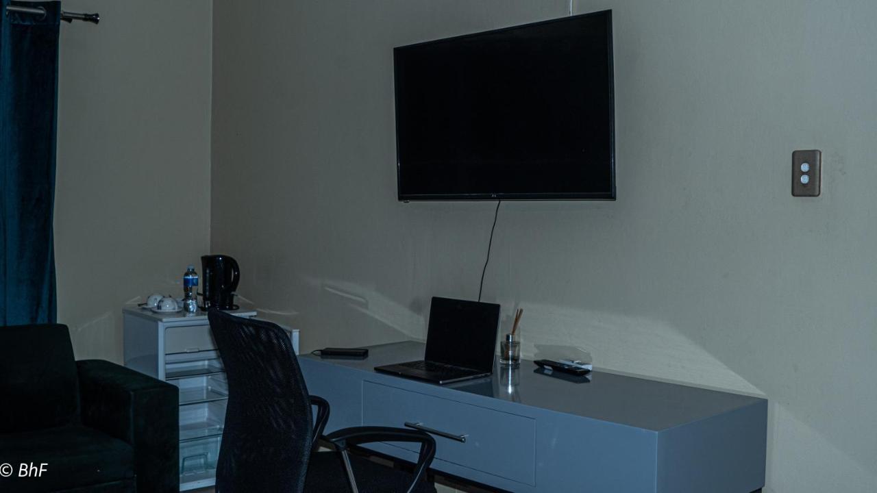 Henry George Guest House Pretoria Bagian luar foto