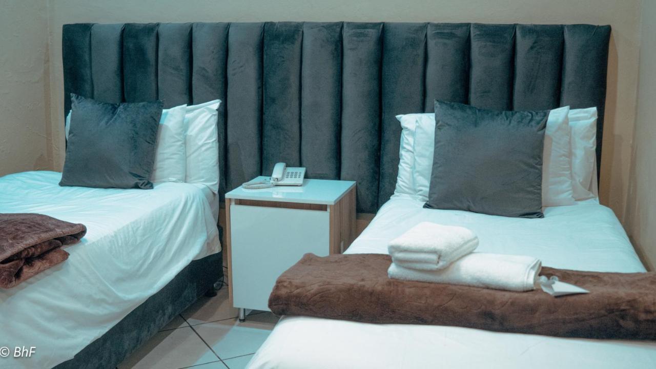 Henry George Guest House Pretoria Bagian luar foto