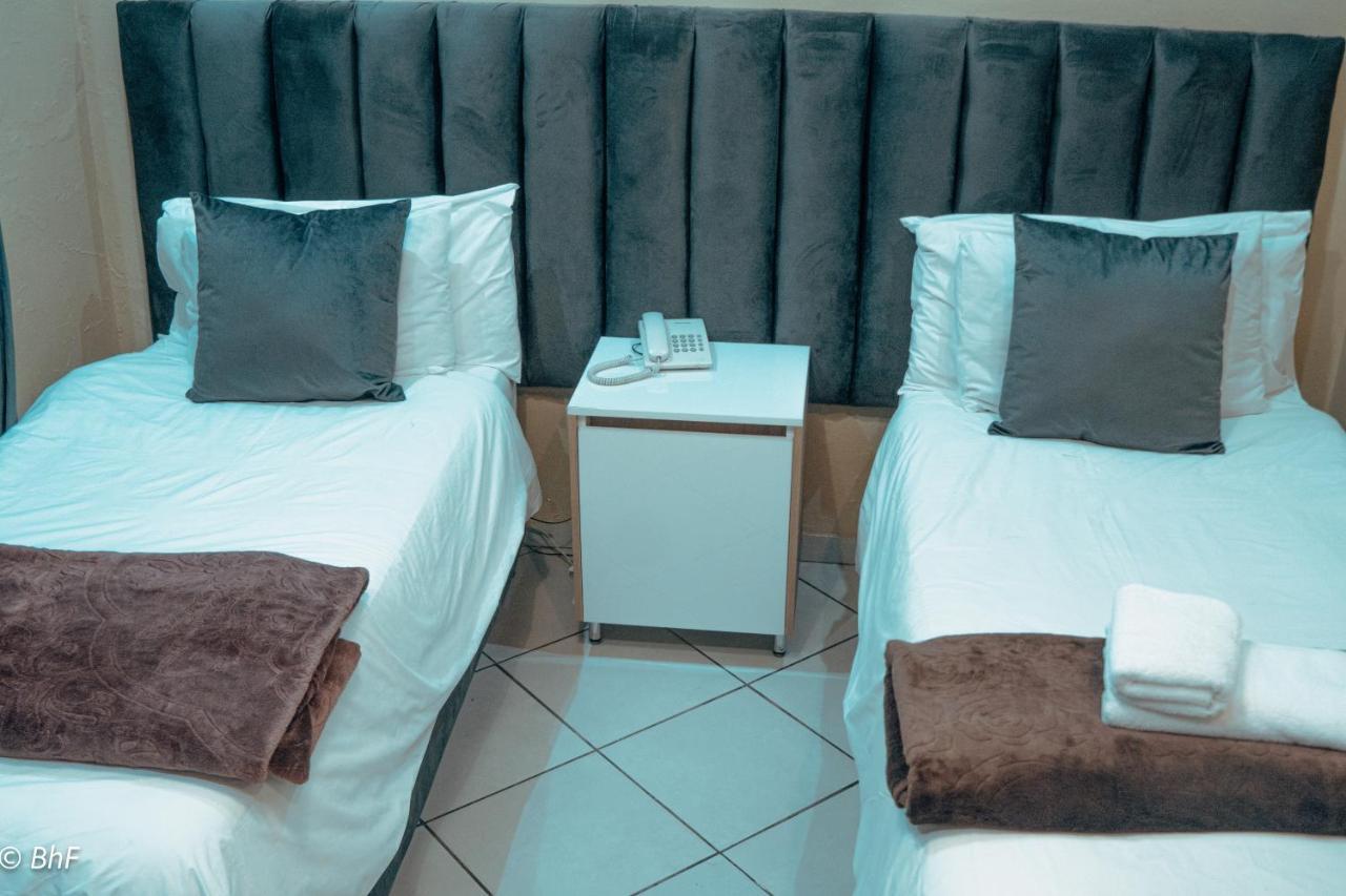 Henry George Guest House Pretoria Bagian luar foto