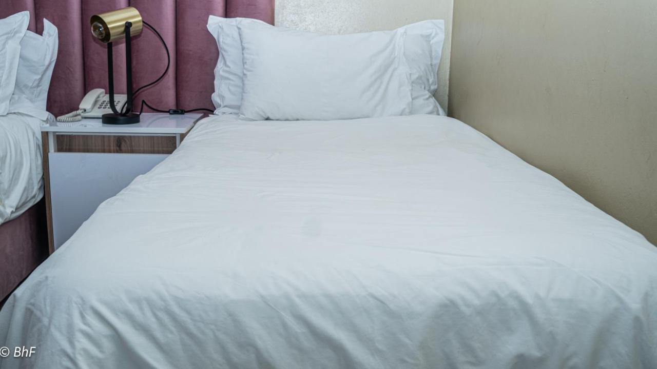 Henry George Guest House Pretoria Bagian luar foto