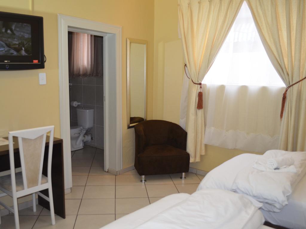 Henry George Guest House Pretoria Bagian luar foto