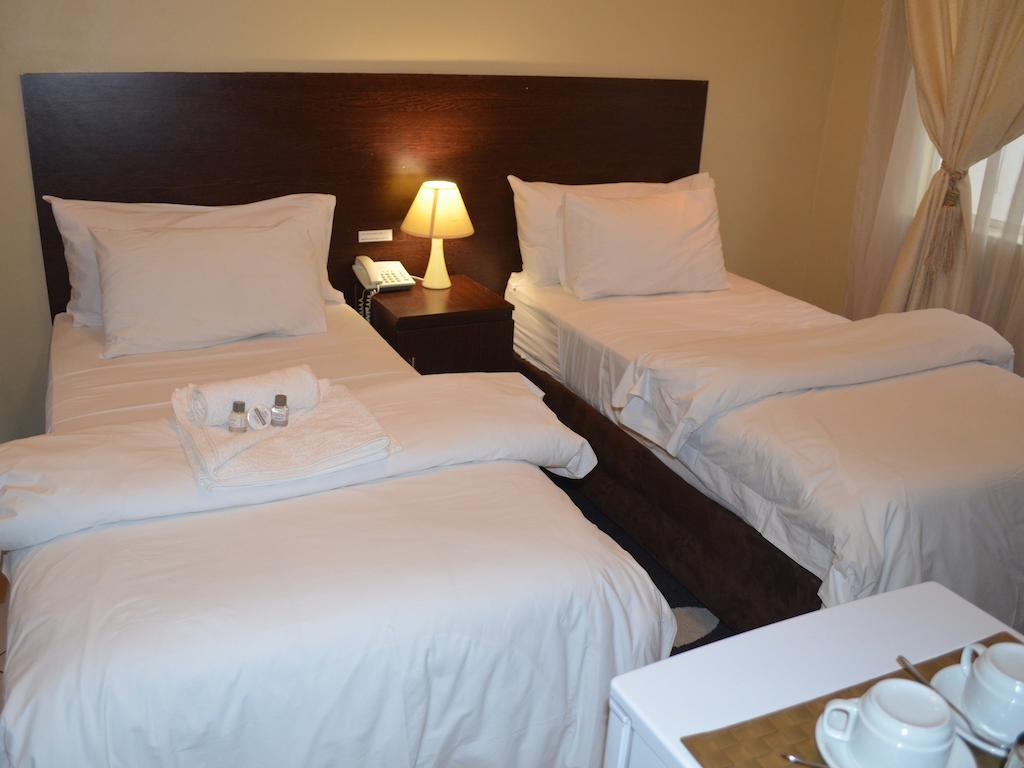 Henry George Guest House Pretoria Bagian luar foto