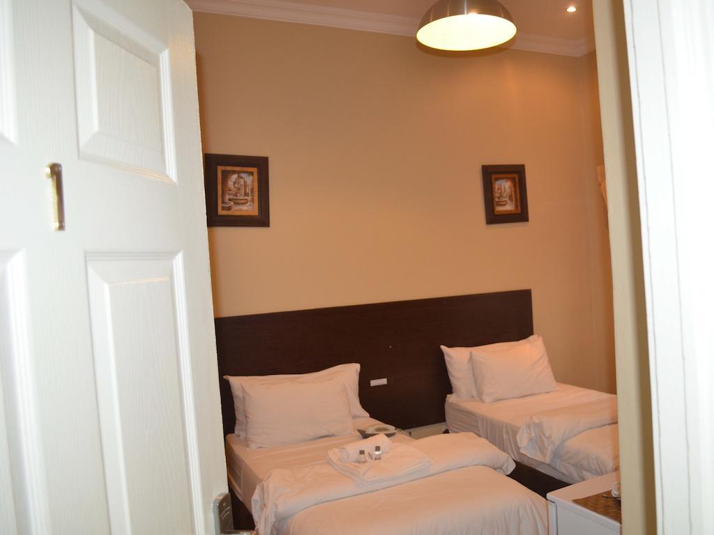 Henry George Guest House Pretoria Bagian luar foto