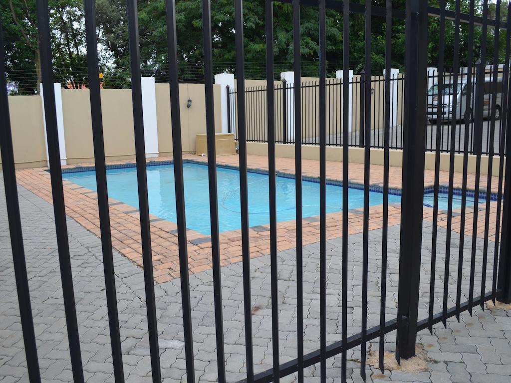 Henry George Guest House Pretoria Bagian luar foto